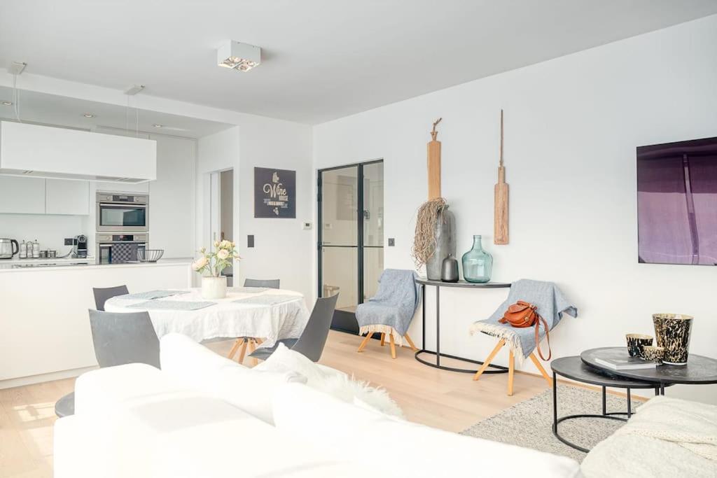 Spacious and Cosy 2-Bedroom seaside Apartment in K
