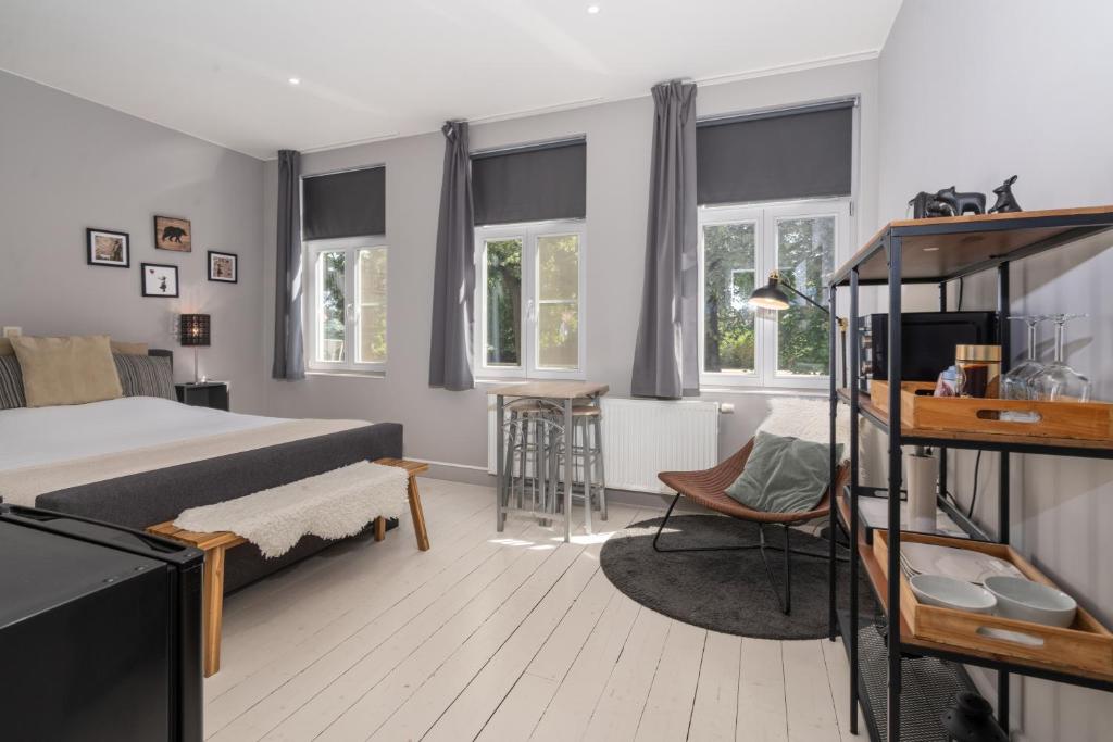 Spacious Guest Suites near Historic Market - 5 Min Walk