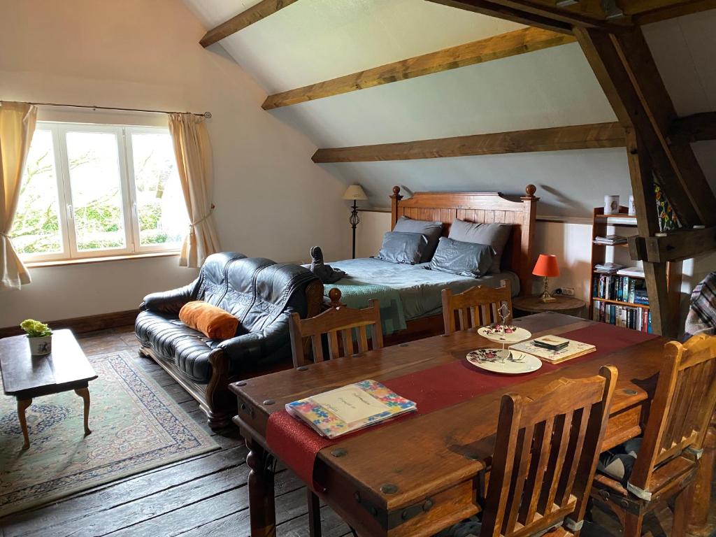 Spacious, rustic studio space for 2 persons