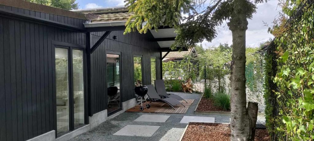 'The Black Lodge' with private garden - 15 minutes from Bruges and Belgian coast - Boho style