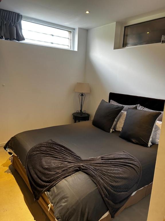 Studio industriel loft neuf avec parking privé