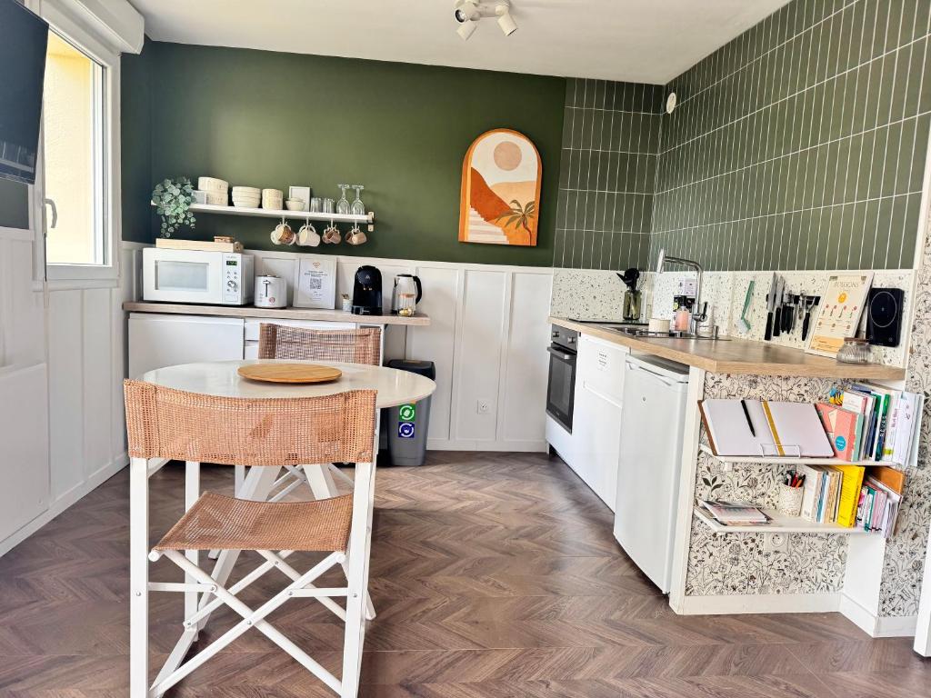 Studio La Petite Oasis- Idéal couple - calme - balcon sud - lumineux - 10min du centre & plage - proche Centre Juno Beach - wifi