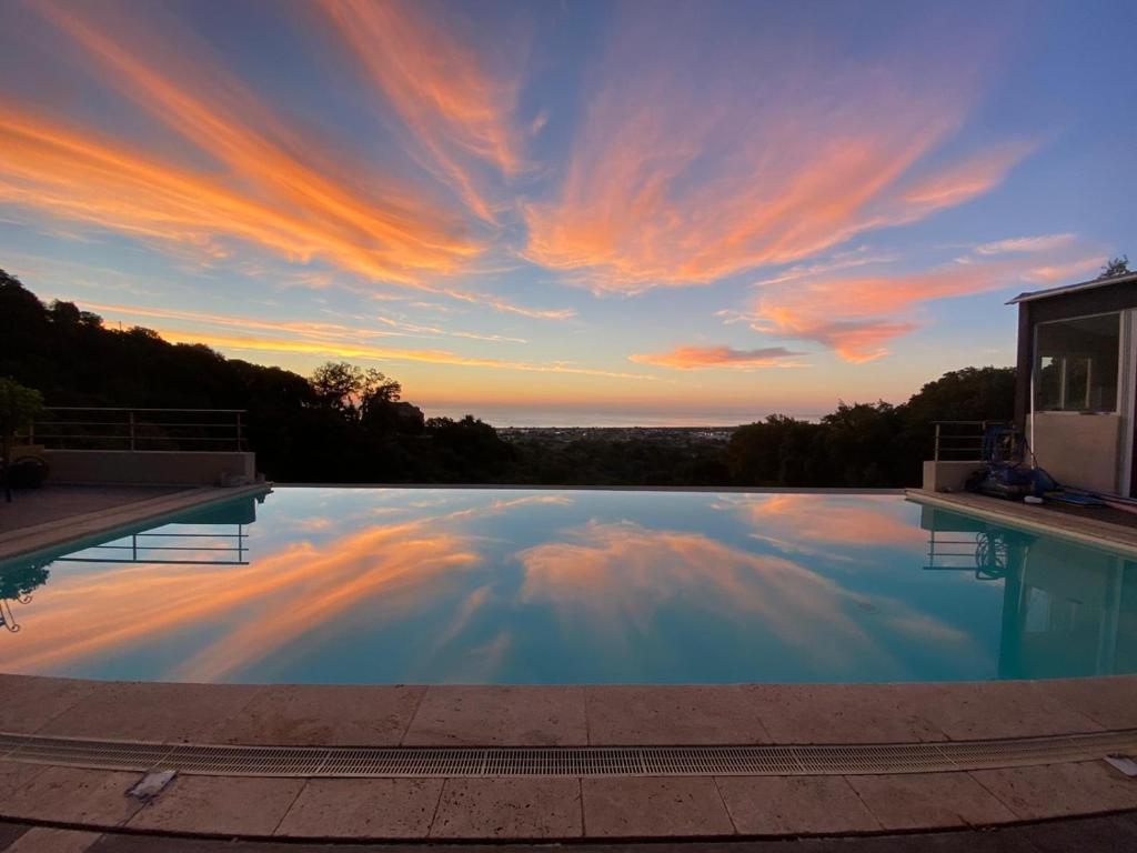 Studio moderne magnifique vue sur mer dans cadre calme et verdoyant