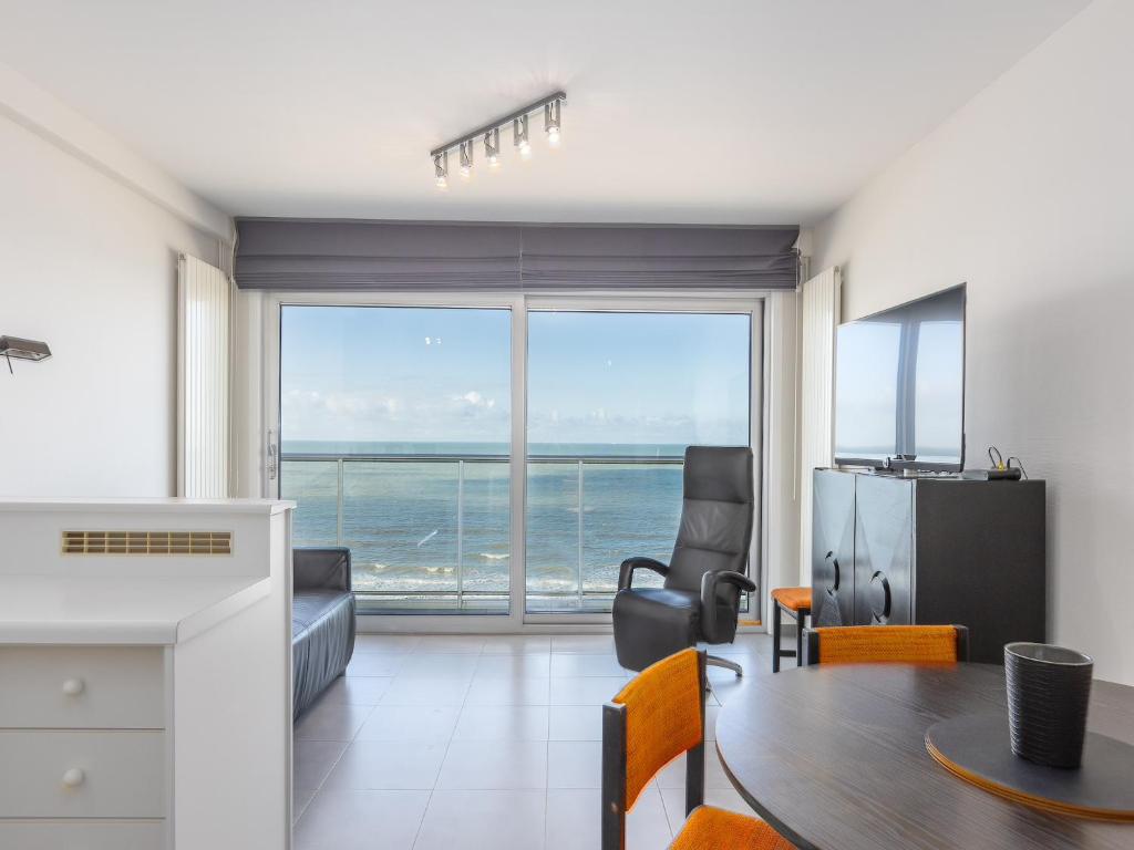 Bright 6th-Floor Home