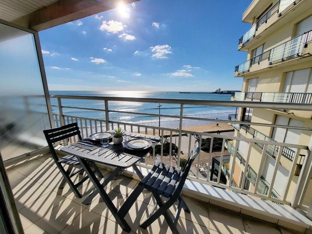 Studio rénové face à la plage avec balcon et garage - FR-1-92-948