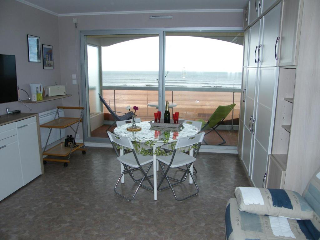 Studio lumineux face mer avec balcon et parking privé, à 500m des commerces - FR-1-323-450