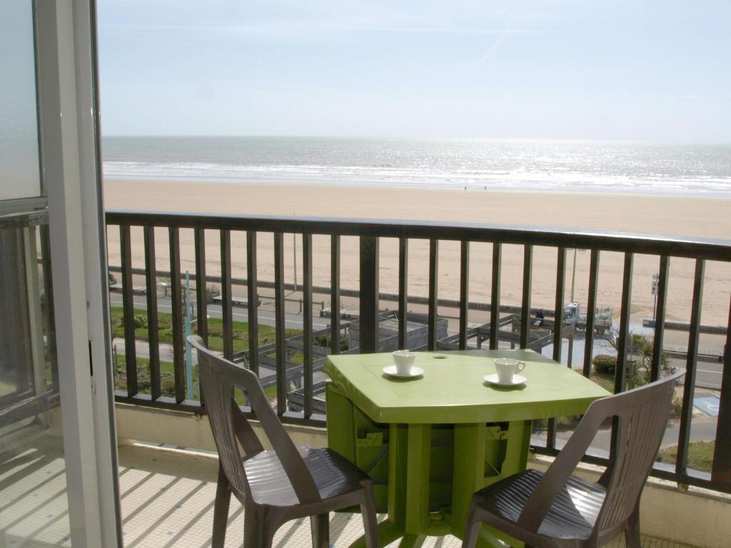 Studio proche plage avec parking, cuisine équipée et salon de jardin - FR-1-323-415