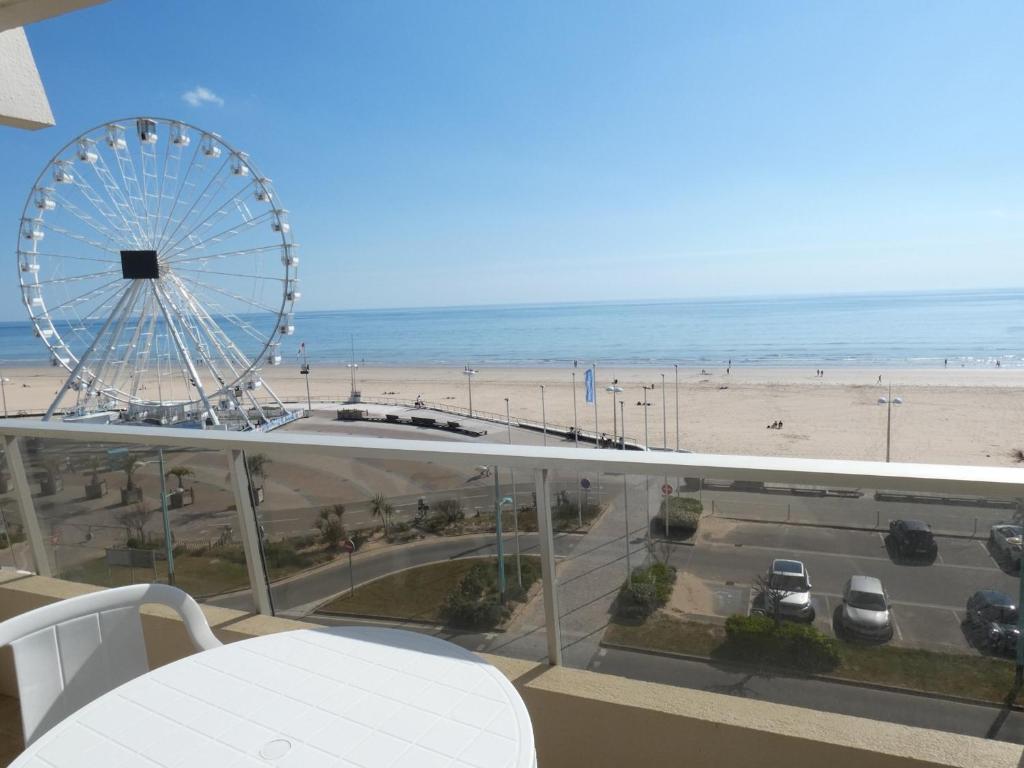 Studio cabine bord de mer avec balcon et parking privé - FR-1-323-421