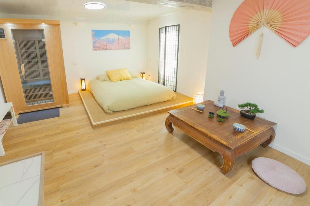 PRESTIGELOC - 3 Studios au Choix - 2 avec Sauna privé gratuit, 1 avec 3 Couchages, Centre-ville