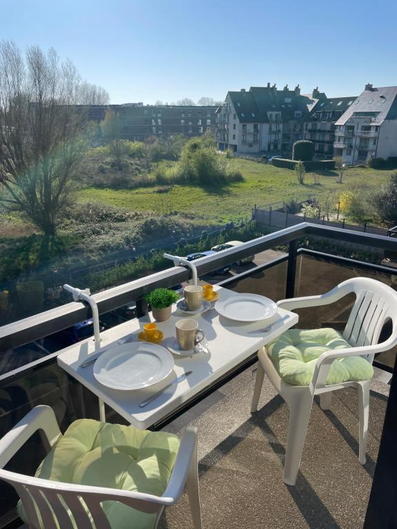 Studio White Chateau met parking en zonnig balkon