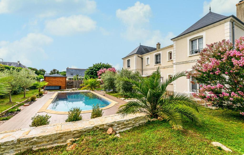 Beautiful Home In Saint-Cyr-Sur-Loire