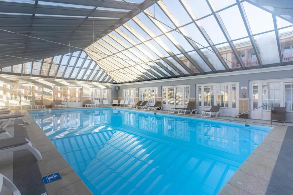 Beautiful flat with swimming pool tennis court and parking 148