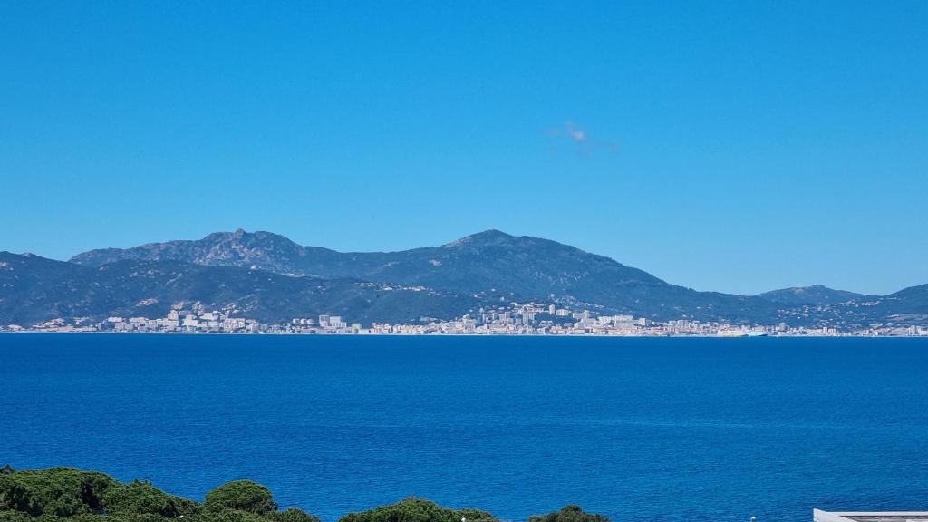 Superbe appartement T3 face mer baie Ajaccio