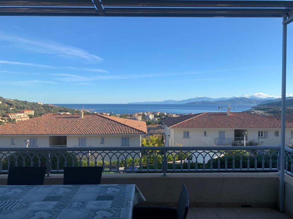 T2 clim 54m2, 17m2 de terrasse très belle vue mer