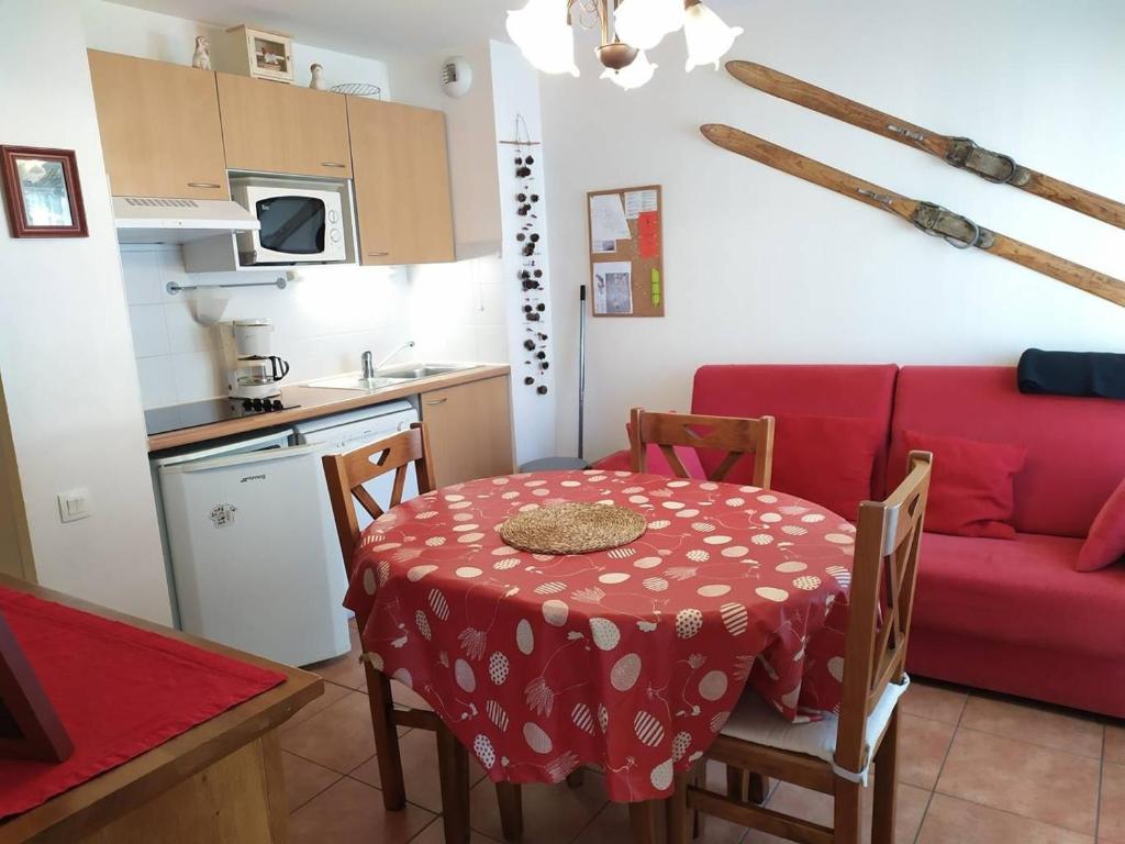 T2 cosy avec parking et cellier à skis à Cauterets - FR-1-812-19