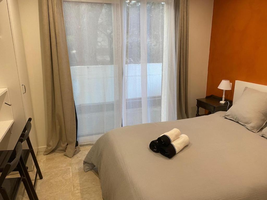 T2 direct sea access with garden