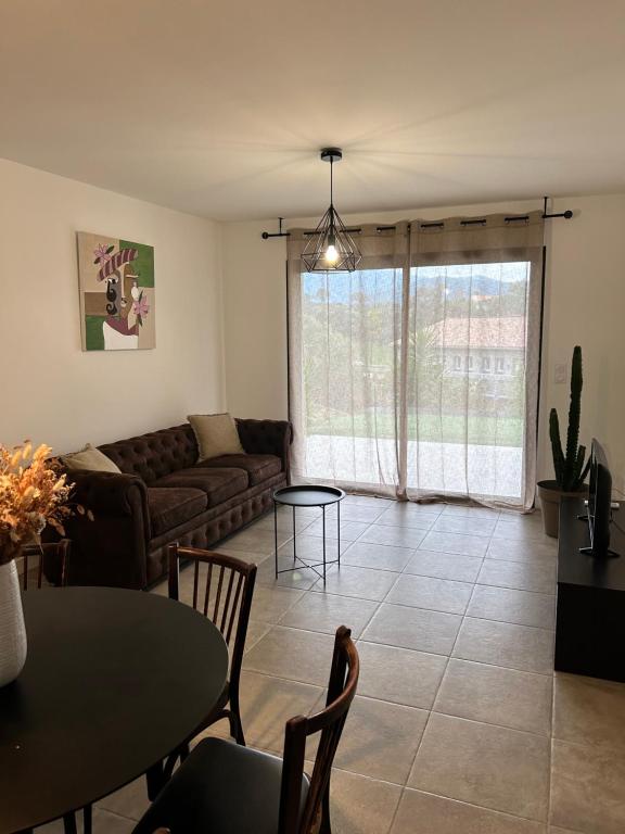 Bas de villa avec jardin idéalement situé entre Ajaccio et Porticcio