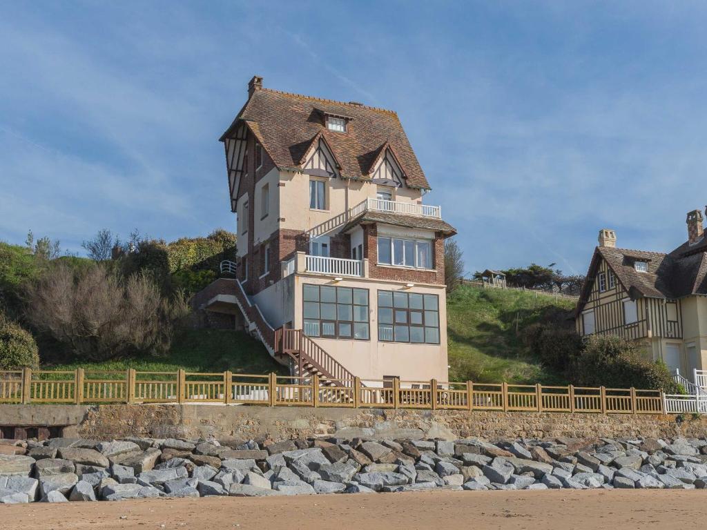 The Benervilloise villa with its feet in the water