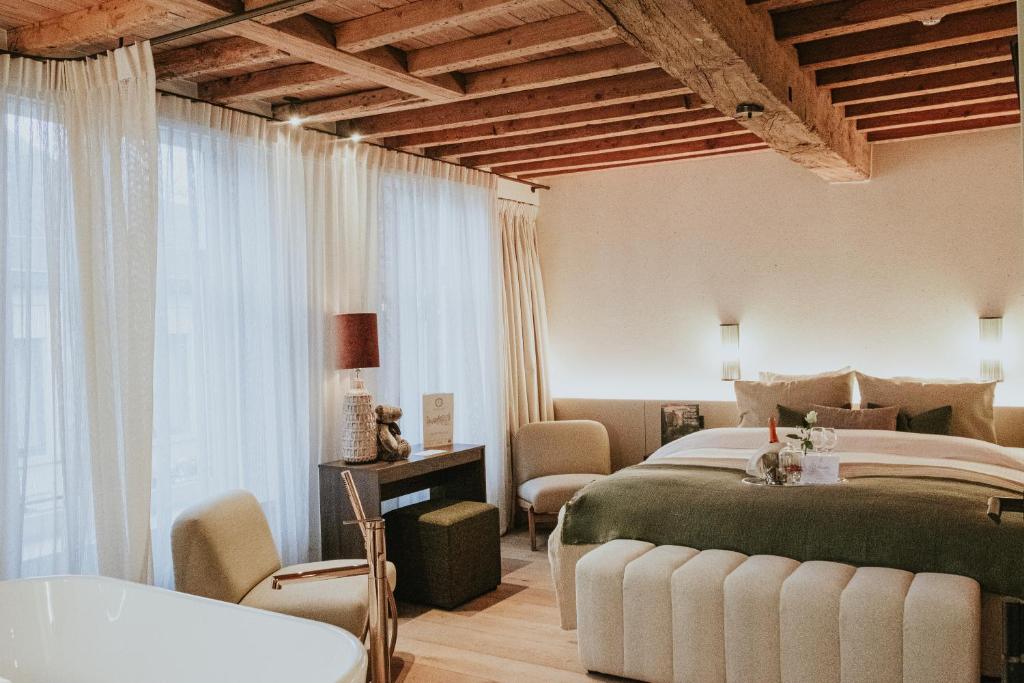 The Burgundy - Boutique B&B