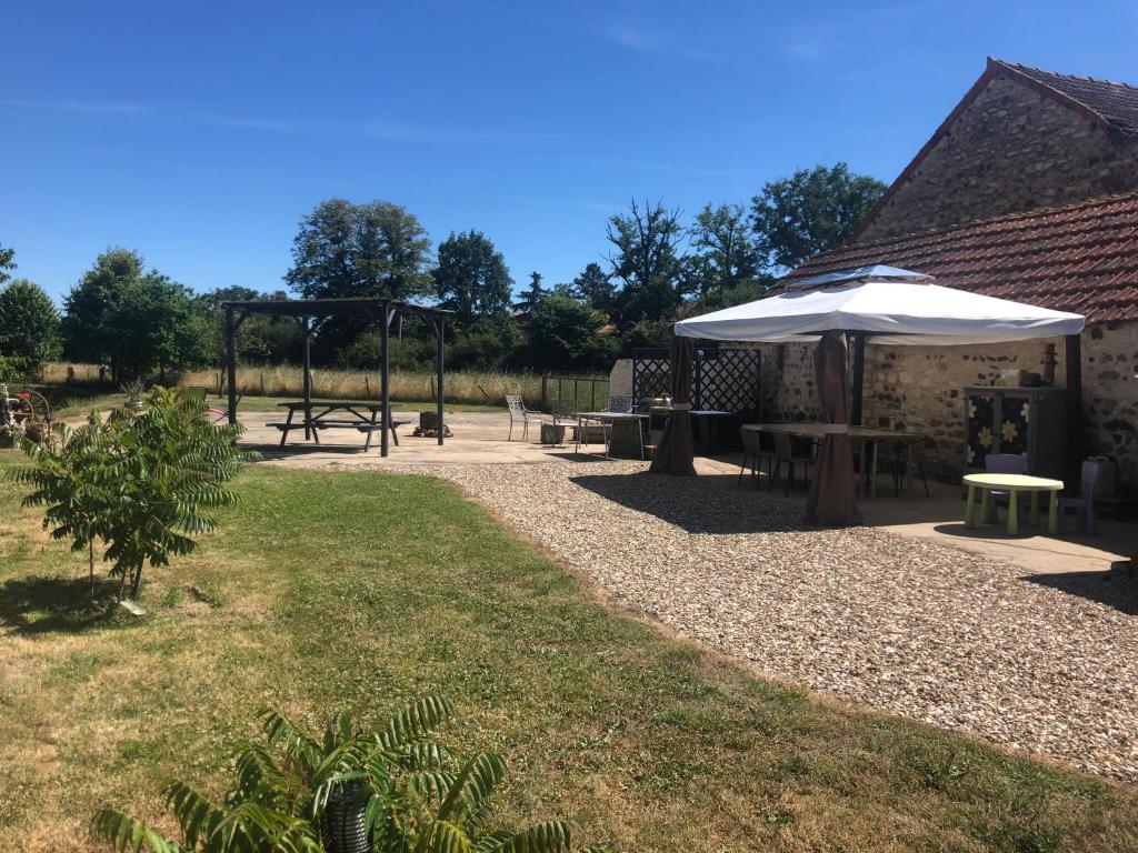 Private Lake - Pool - Tour de France Route