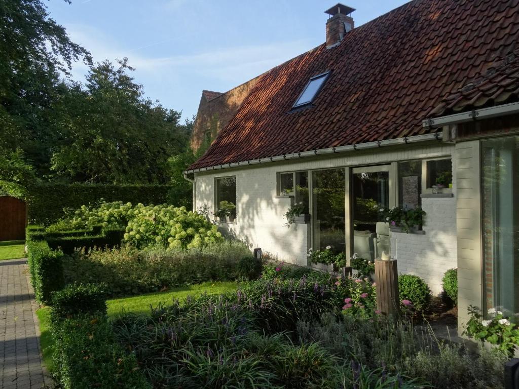 The Two Oaks - Private garden for guests