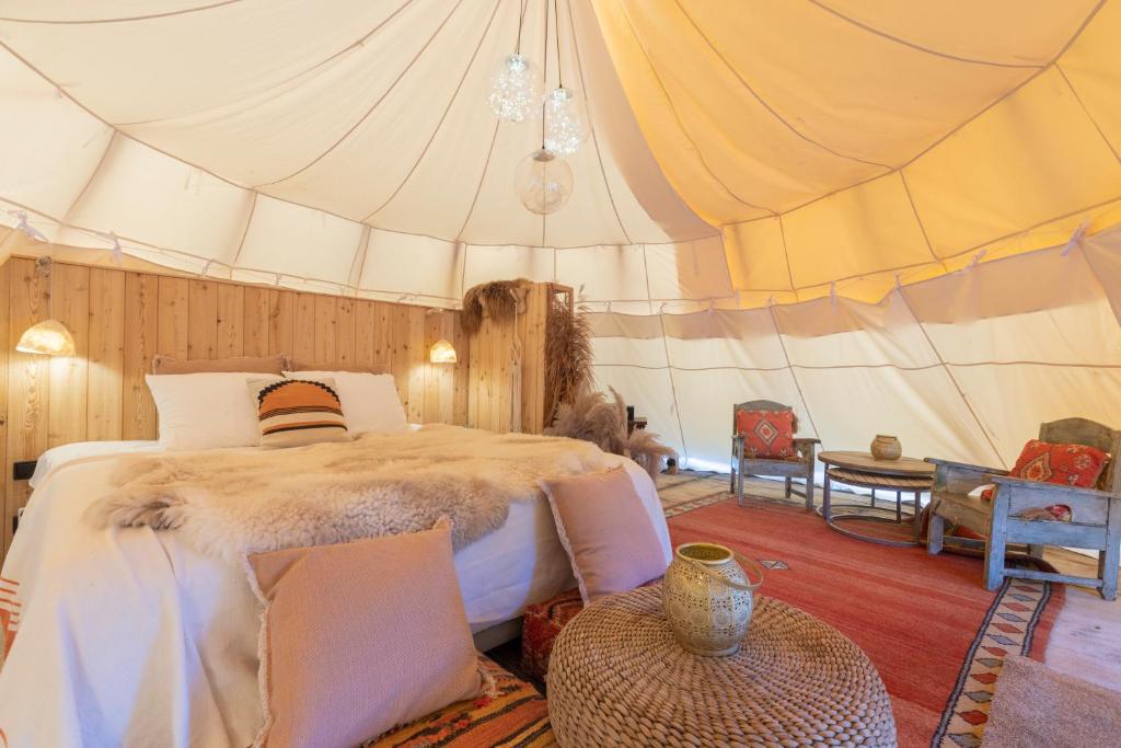 Tipi Marie met hotutub in de tuin