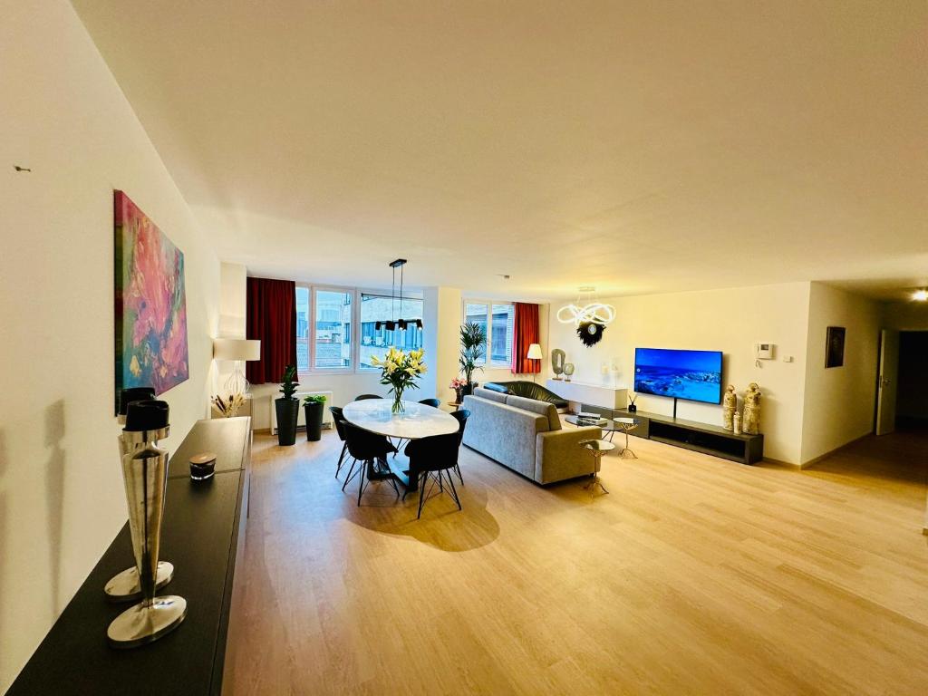 Urbanstay Suites Grand Place Luxury Apartment