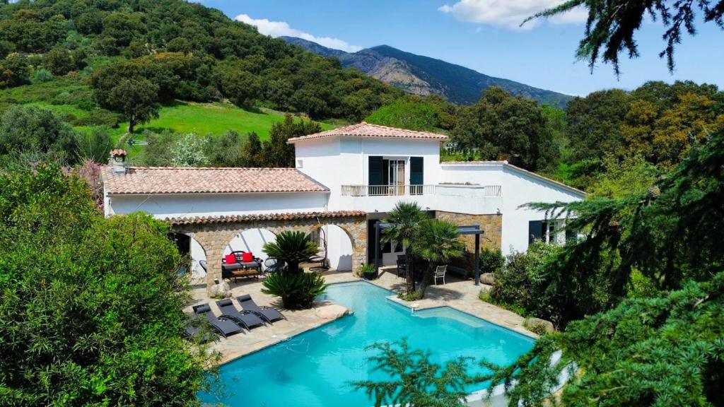 Villa A CASA DI FICU à 14kms d'Ajaccio et des plages avec Piscine Jacuzzi Pétanque Sans vis à vis
