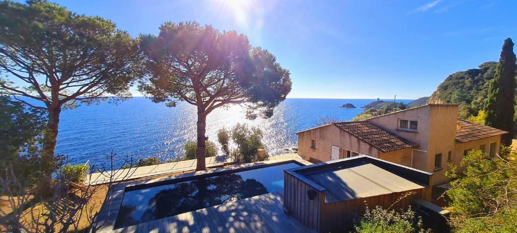 Villa à Fautea, 8 pers, piscine chauffée, pieds dans l'eau