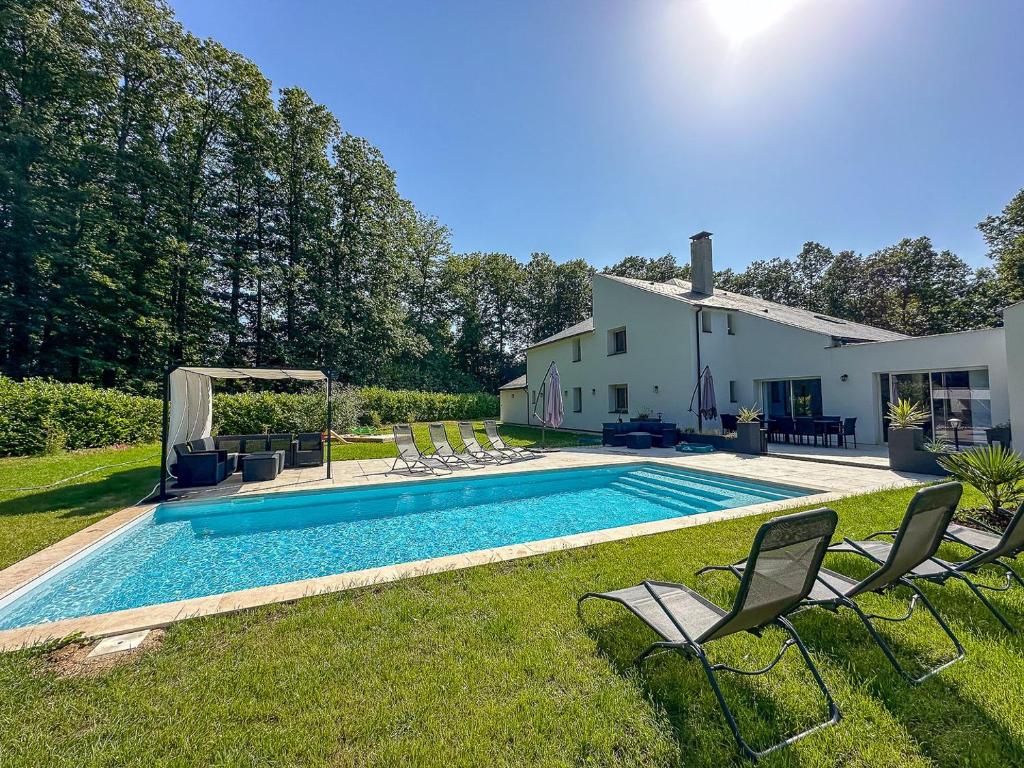 Villa avec piscine, Cinéma, terrain privé
