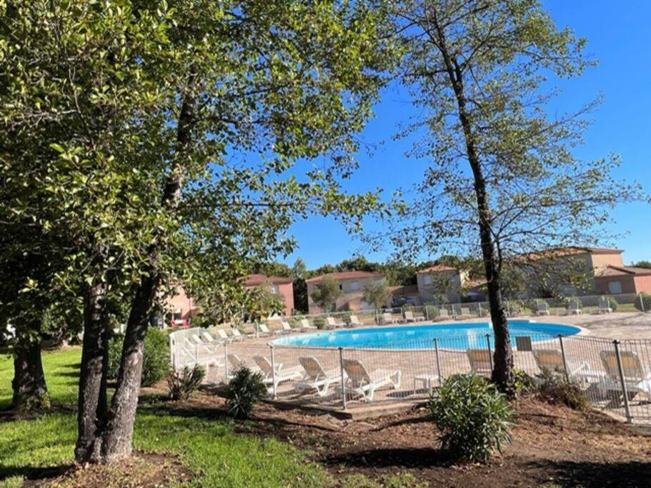 Villa avec terrasse et vue piscine, proche plage