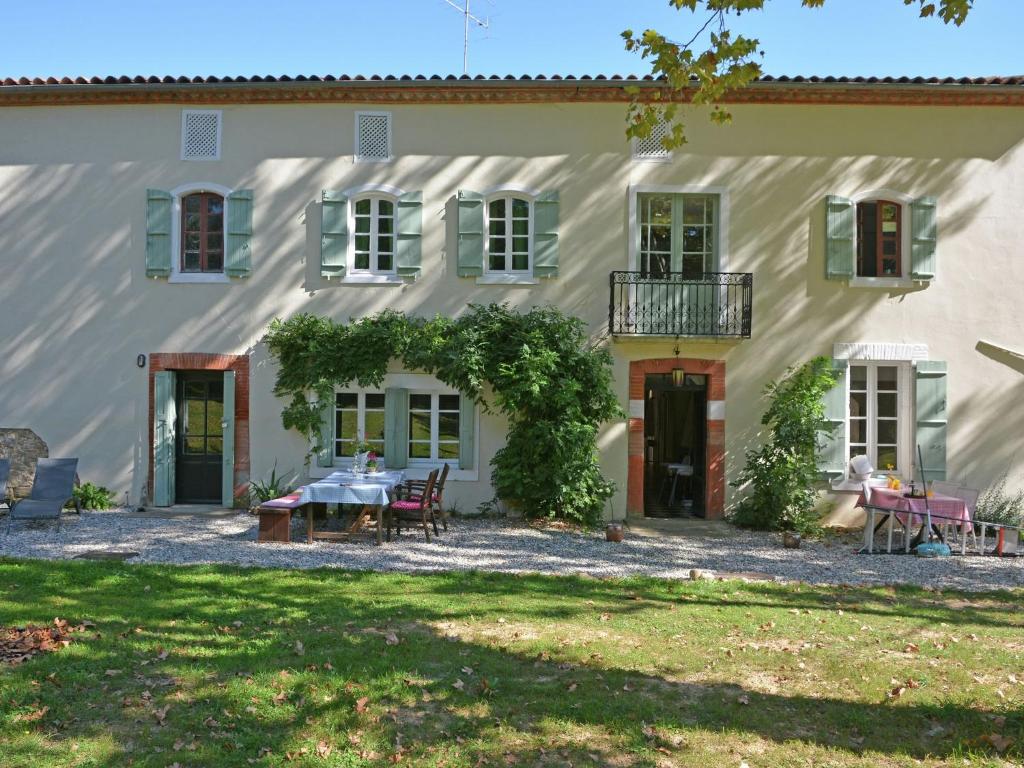 Apartment with private terrace in Artigat