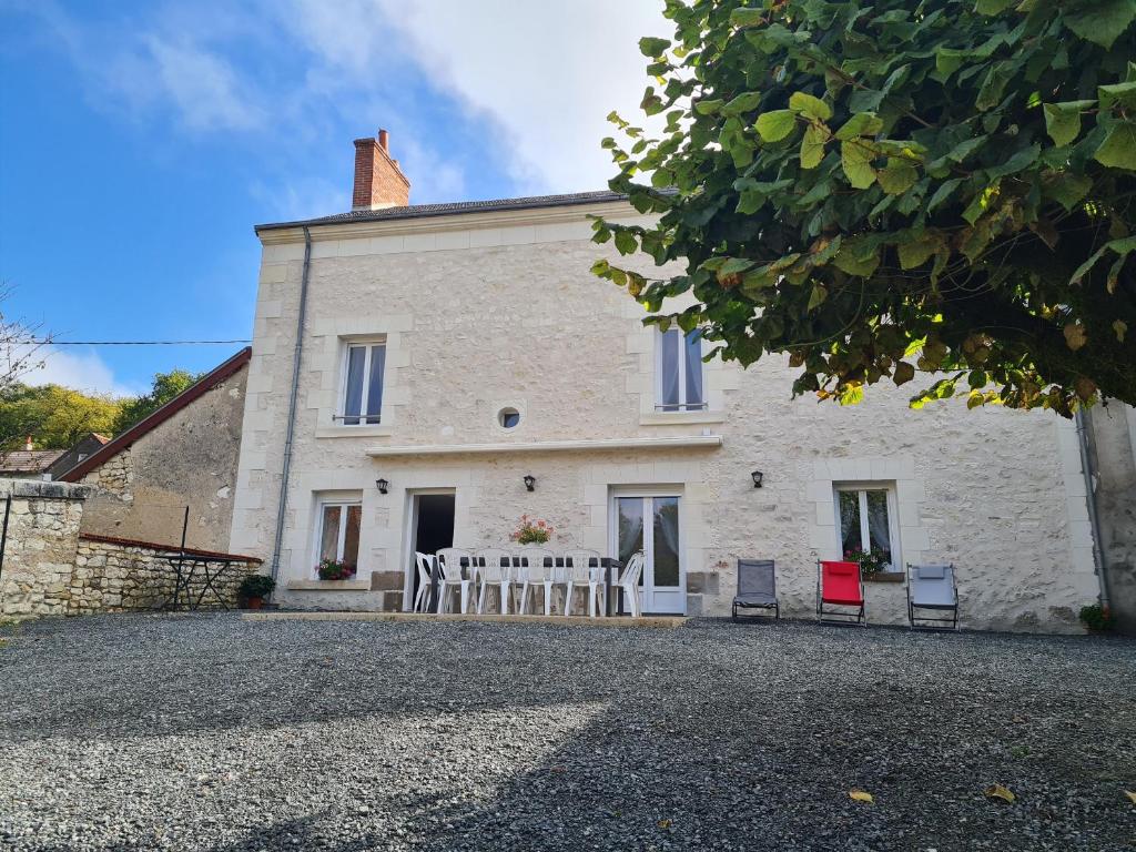Gîte spacieux près du zoo de Beauval avec cour privative, terrasse, et équipements complets - FR-1-591-371