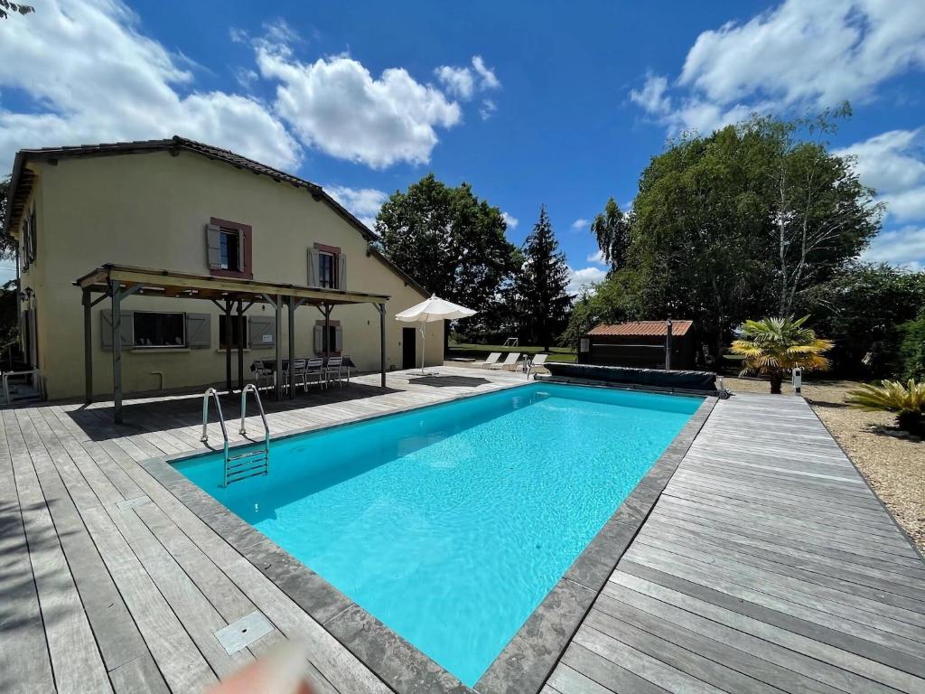 Luxurious Villa in Cazaubon with Swimming Pool