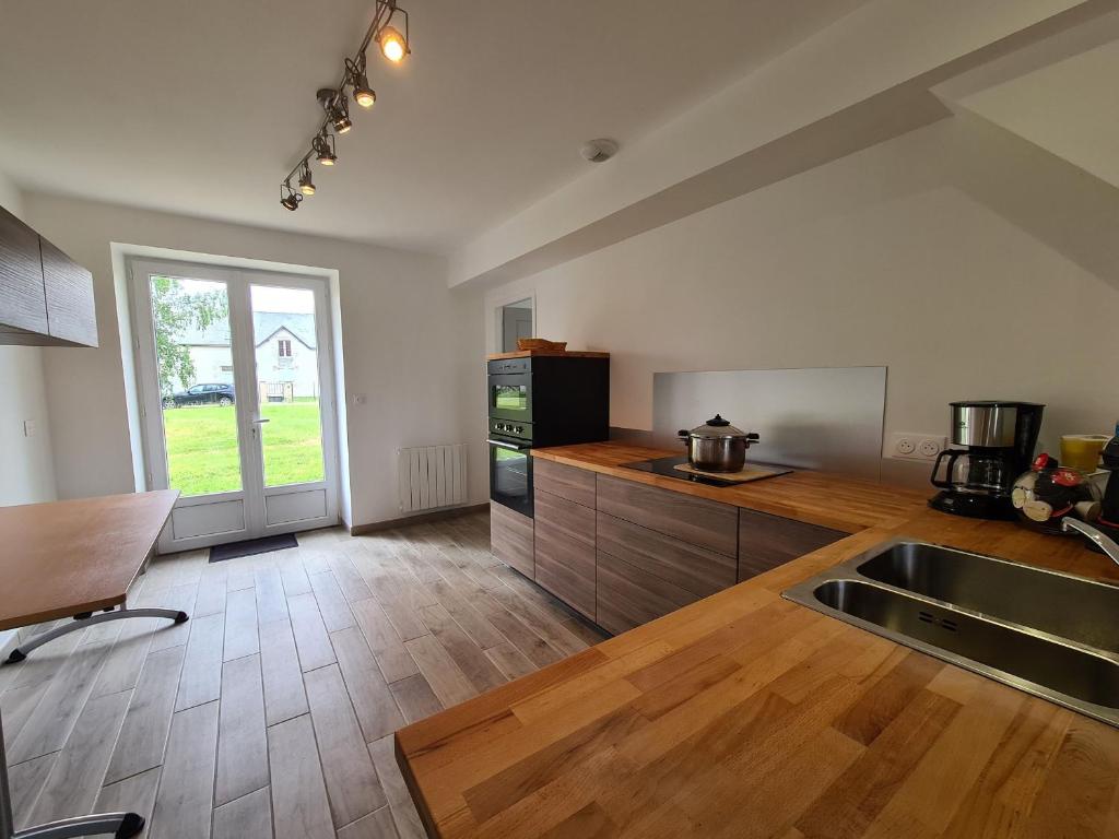 Maison tranquille avec jardin, proche Châteauroux, 4 ch., 3 sdb, terrasse, barbecue, parking - FR-1-591-358