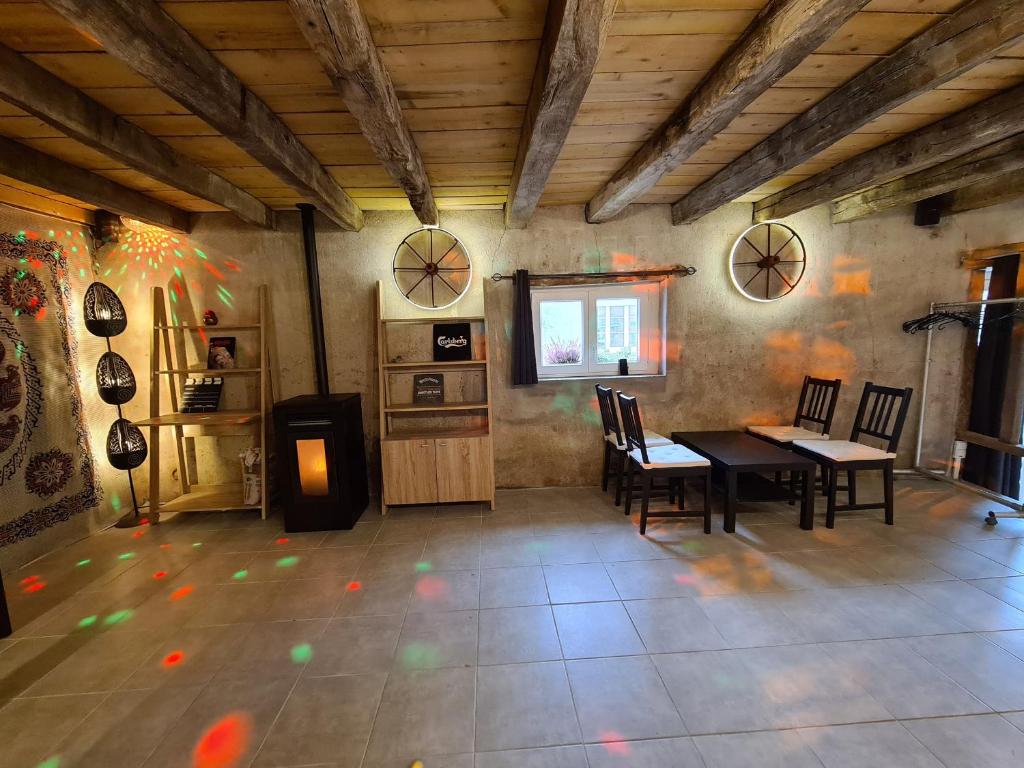 Grand Gîte au Berry avec Terrasse, Pétanque et Confort Tout Inclus - Lac d'Eguzon Proche - FR-1-591-355