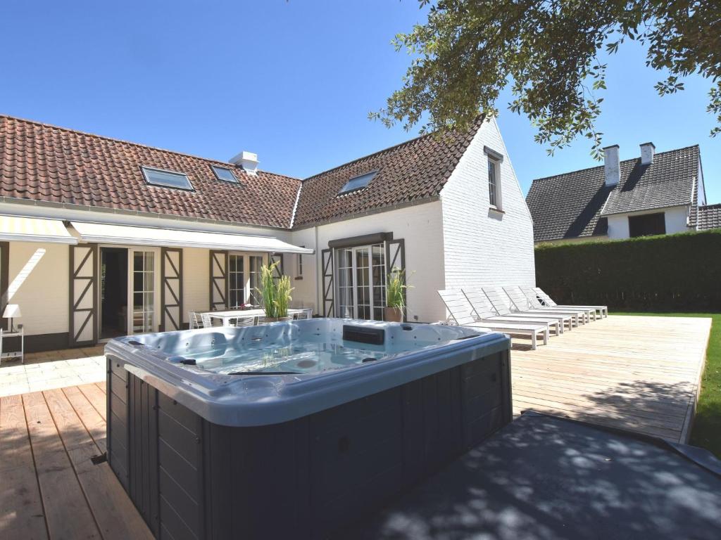 Jacuzzi Dreams in Sint-Idesbald Villa
