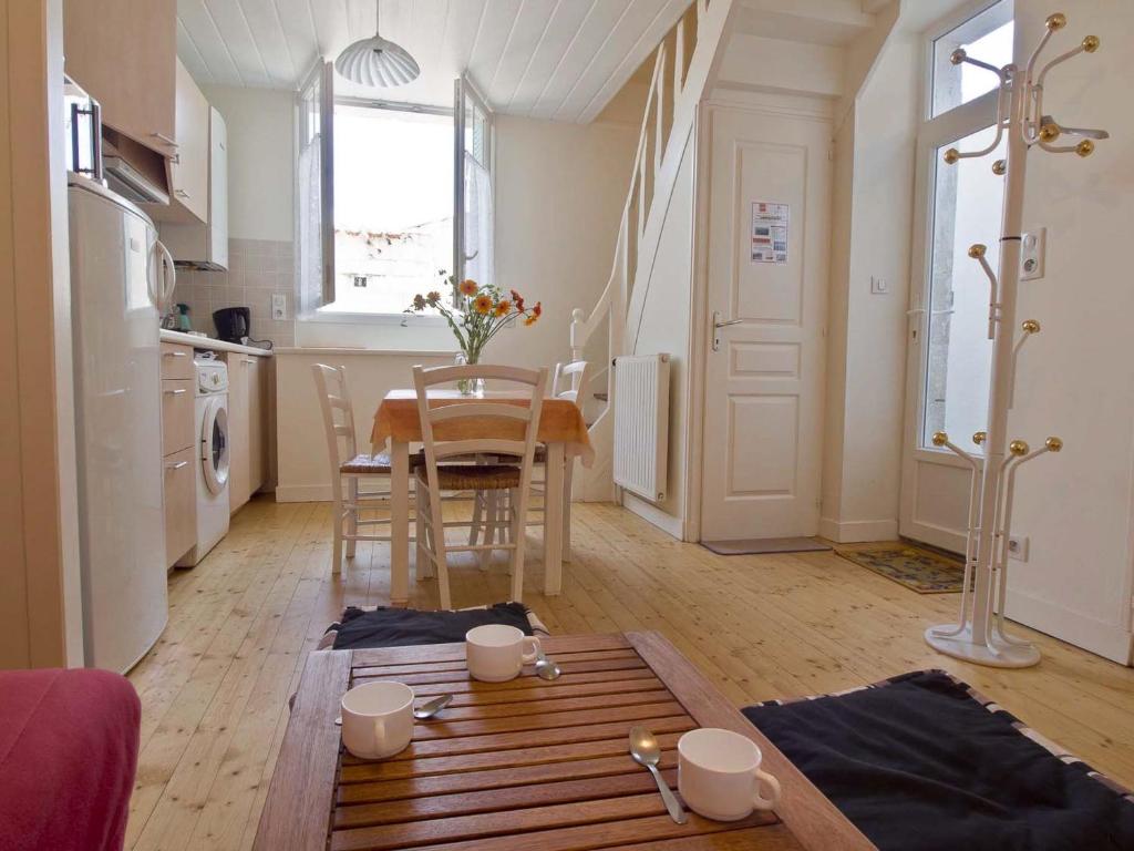 Maison de pêcheur typique à 400m du quai, proche plage, animaux bienvenus, WiFi en option - FR-1-92-671