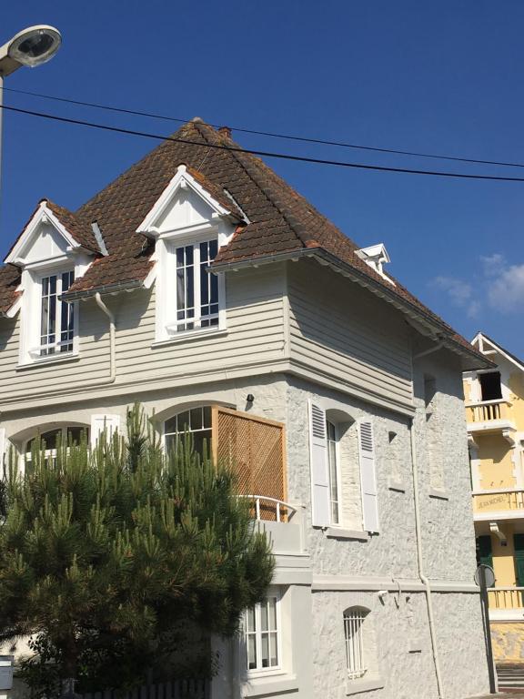 Historic "Touquettoise" villa, located in heart of the village, 100m from the beach, with sunny terrace and private garden