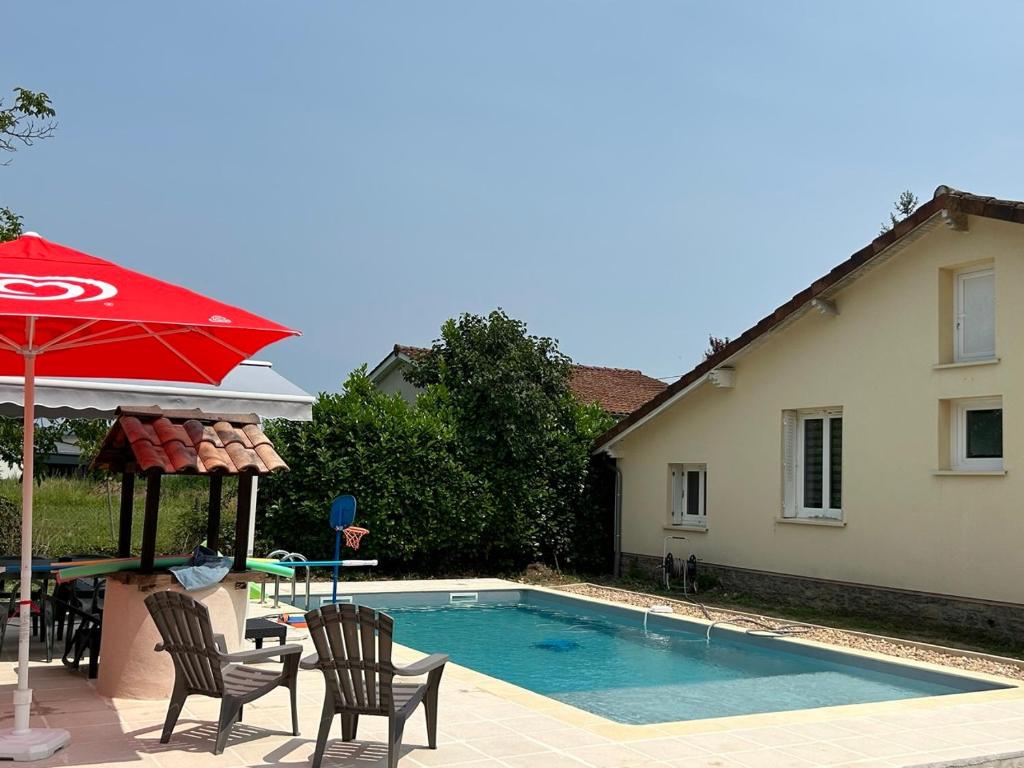 Jolie Villa indépendante climatisée 3 chambres tout confort 6 couchages, piscine chauffée 4 X 8 disponible selon météo de Mai à fin Septembre, Jacuzzi 4 places, boulodrome éclairé, ping-pong, wifi, proche commerces Animaux domestiques sur demande